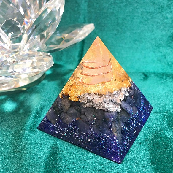 【超希少！】ピラミッド型Ⅱ オルゴナイト タンザナイト 金銀泊入り 1枚目の画像