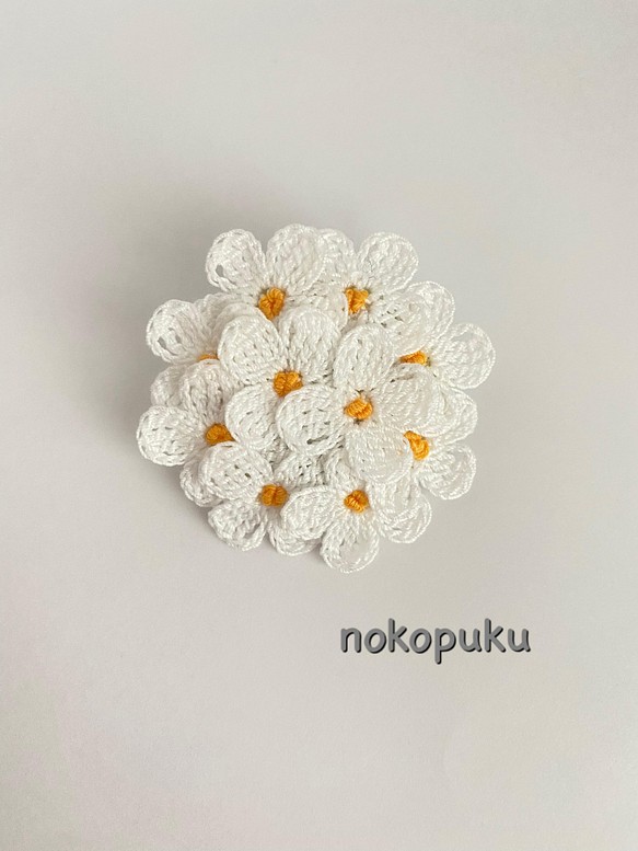 NEW 白い小花のブローチ レース編み 1枚目の画像