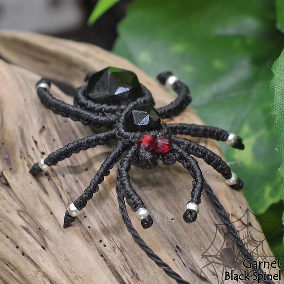 艶やかな黒い宝石『ブラックスピネル』蜘蛛マクラメ編トップネックレス 1枚目の画像