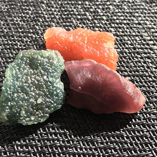 ゴビ石−835 原石　黒山瑪瑙　緑、オレンジ、紫色　訳あり
