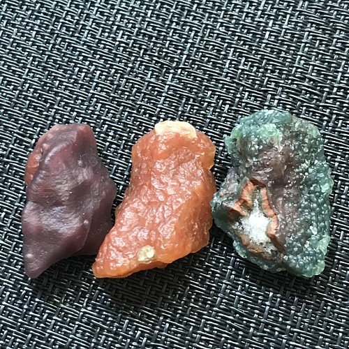 ゴビ石−835 原石 黒山瑪瑙 緑、オレンジ、紫色 訳あり 置物 kiki 通販 