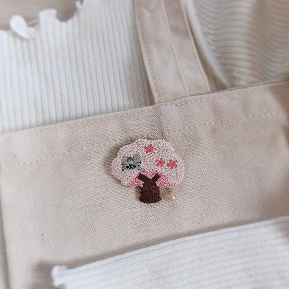 特集掲載 ファッション通販 桜の木から覗く猫の刺繍ブローチ