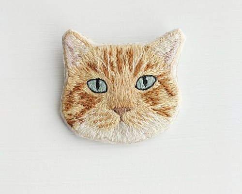 WEB限定デザイン No.315 茶トラ白猫さんの幸せ時間… 刺繍ブローチ