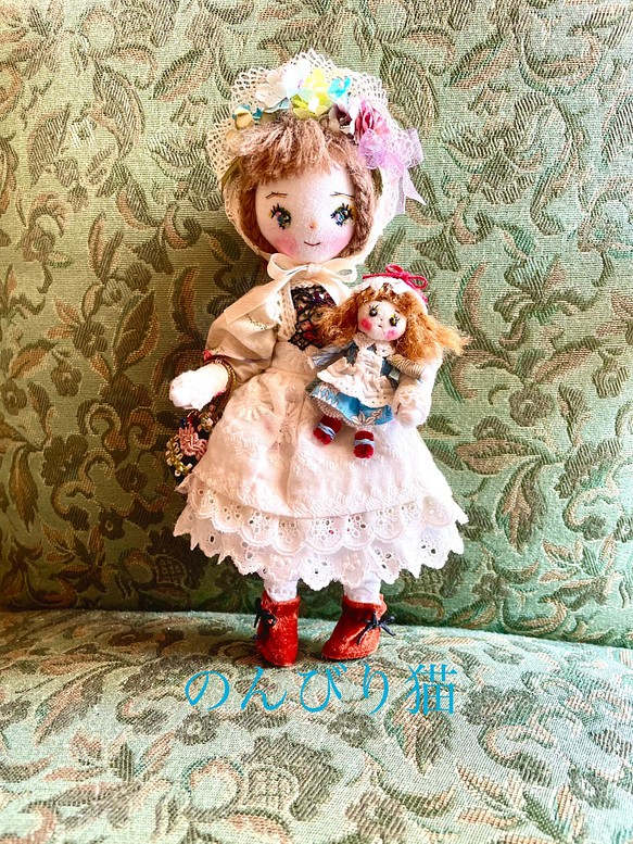 ハンドメイドドール.布人形〜ミニミニドールを抱いたミニドール（花飾りの帽子の女の子） 1枚目の画像