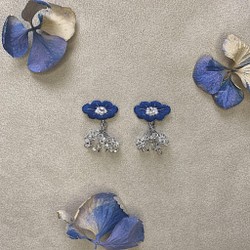 | 茷 | 耳針/耳夾 | 手刺繡藍色小花珠串耳環 第1張的照片