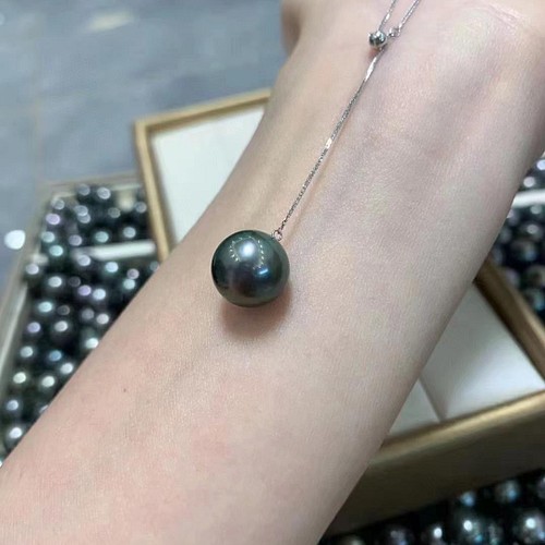 安いそれに目立つ 【高級】天然タヒチ黒蝶真珠　一粒ネックレス10-11mm　k18 ネックレス