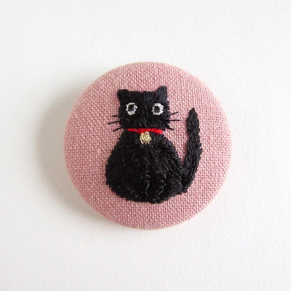 受注制作『黒猫』くるみボタン 刺繍ブローチ 1枚目の画像