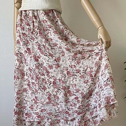 花柄シルクのフレアスカート ロング丈 白地 1枚目の画像