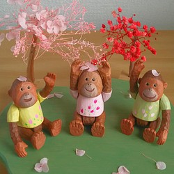 特集掲載【桜ハンドメイド2022】オランウータン　さくらおもち　木製　可動人形　動物 1枚目の画像
