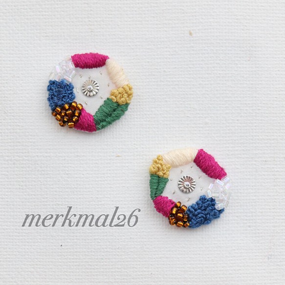 刺繍 イヤリング 丸 ビーズ ピアス 花 一点物 個性的 唯一無二