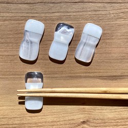 「層雲-3」（4個セット）白色とマーブルのシンプルなガラスの箸置き　カトラリーレスト　ガラス工芸 1枚目の画像