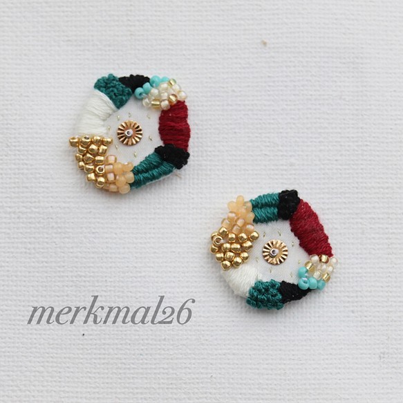 刺繍 イヤリング 丸 ビーズ ピアス 花 一点物 個性的 唯一無二