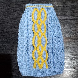 犬服♪ブルーデージーカラーのアラン模様2色編み込みの手編みセーター(エル・ウエーブオリジナル) 1枚目の画像