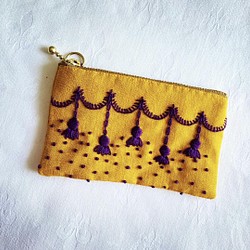 シャンデリア刺繍のカードポーチ(からし) 1枚目の画像
