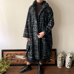 フード風襟の手織り綿バルーンコート　秋冬に、嵐山のお店で一番人気で裾切り替えもキュートなコート　黒絣 1枚目の画像