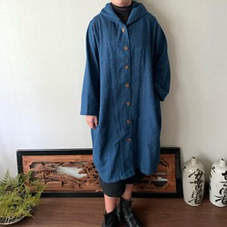 フード風襟の手織り綿バルーンコート　秋冬に、嵐山のお店で一番人気で裾切り替えもキュートなコート　青絣 1枚目の画像