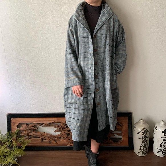 フード風襟の手織り綿バルーンコート　秋冬に、嵐山のお店で一番人気で裾切り替えもキュートなコート　グレイ絣 1枚目の画像
