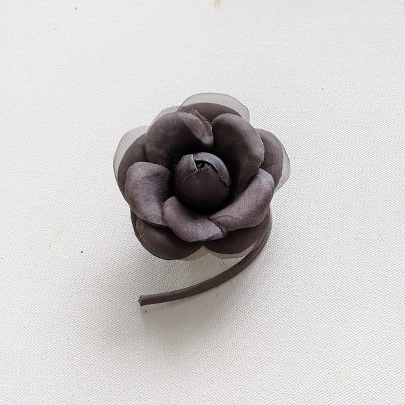 ミニカメリアの布花コサージュ ブラックオーガンジー 1枚目の画像