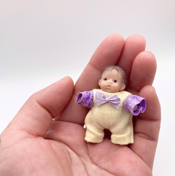 樹脂粘土ベビー ミニチュア 赤ちゃん 黄色いロンパースの女の子 | www