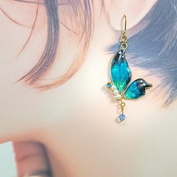 藍綠幻彩螢光手工金屬線半蝴蝶耳環 第1張的照片