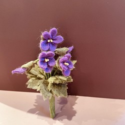 フェルト　野に咲くスミレのブローチ　花　コサージュ　春 1枚目の画像