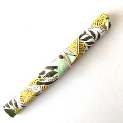 お箸袋　カトラリーケース　ハンドブロックプリント　黄色×ミントグリーン　木製ビーズ 1枚目の画像