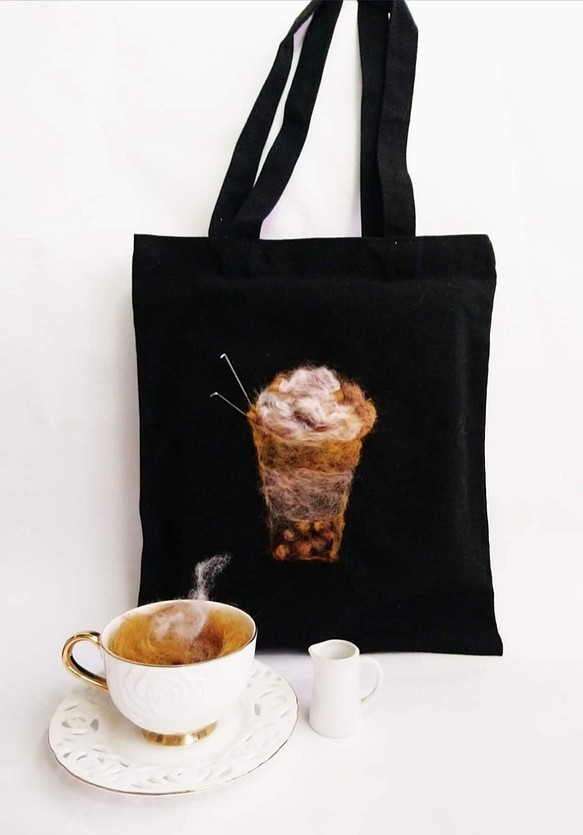 ウールフェルト刺繡キャンバスバッグ/ショッピングバッグ〜パールフローティングアイスコーヒーをどうぞ！ 1枚目の画像