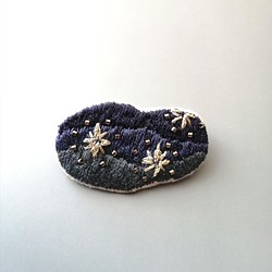 夜空の刺繍ブローチ (ブルーグラデーション×シルバー) 1枚目の画像