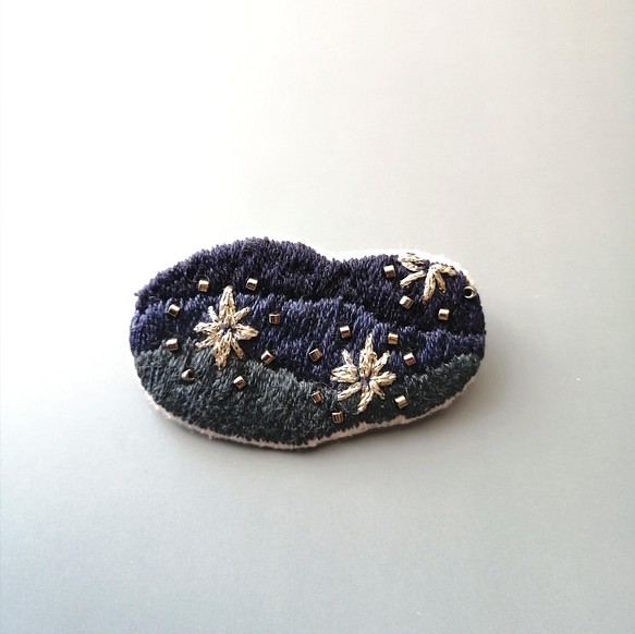 夜空の刺繍ブローチ (ブルーグラデーション×シルバー) 1枚目の画像