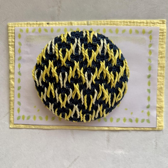 スウェーデン刺繍のブローチ黄色 1枚目の画像