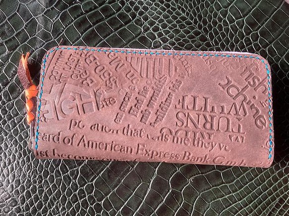 ヌメ革　英文字の型押し　ラウンドファスナー長財布 1枚目の画像