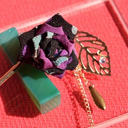 簪　コロンとした薔薇　黒&紫系・スカシリーフの揺れるモチーフ 1枚目の画像