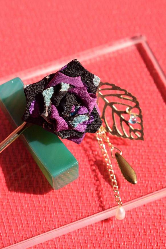 簪　コロンとした薔薇　黒&紫系・スカシリーフの揺れるモチーフ 1枚目の画像