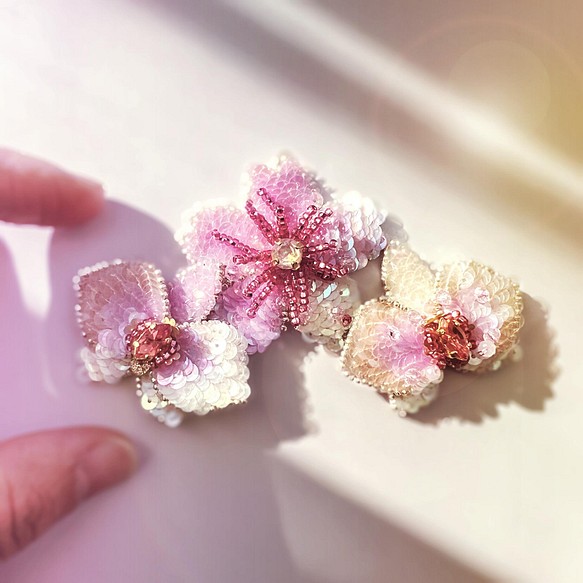 春花桜色コフレ　桜のブローチと胡蝶蘭ピアス/イヤリング　のセット　オートクチュール刺繍 1枚目の画像