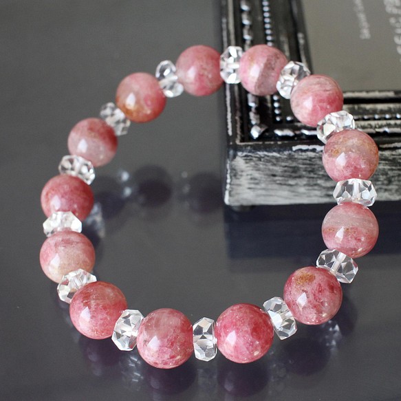 レア@ロードナイトシリカとボタンカット水晶をぐるっと配置した桜色・春色の 天然石 ブレスレット 1枚目の画像