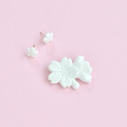【春の福袋 送料無料】白磁の桜ブローチ・ピアス（ノンホールピアス対応）2点セット 1枚目の画像