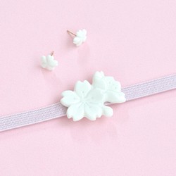 【春の福袋 送料無料】白磁の桜の帯留・ピアス（ノンホールピアス対応）2点セット 1枚目の画像