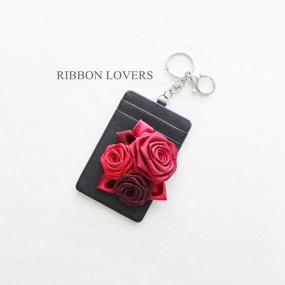 【送料無料】リボンの薔薇　パスケース(本体黒+赤) 1枚目の画像