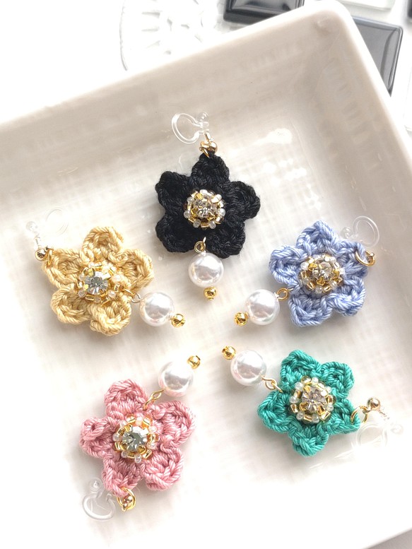 かぎ針編み×ビーズ✾小さなお花のイヤリング 1枚目の画像