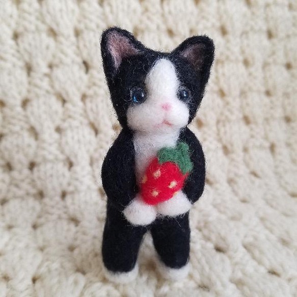 羊毛フェルト 癒しネコ イチゴを抱えた黒白猫 ネコ 立ちニャン 羊毛 ...