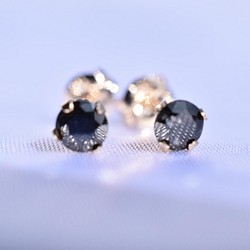 【K10】ブラックダイヤモンドのピアス 1枚目の画像