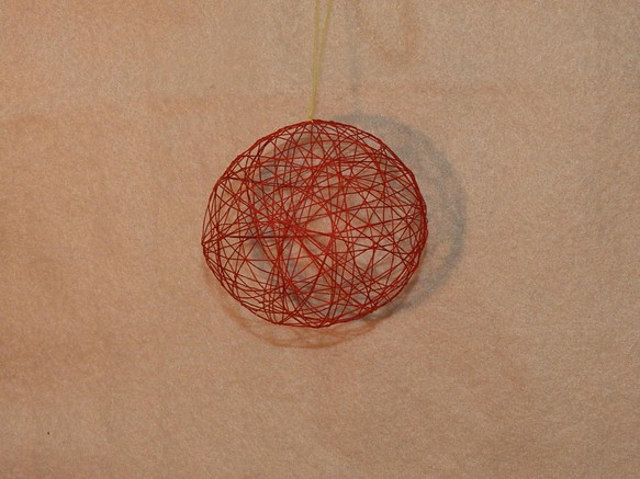 母の日　敬老の日　パーティなどの簡単な贈り物に添えて　かわいい糸手毬（いとてまり　綿糸　赤） 1枚目の画像