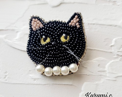 黒猫のビーズ刺繍ブローチ ブローチ kurumi.c 通販｜Creema(クリーマ)