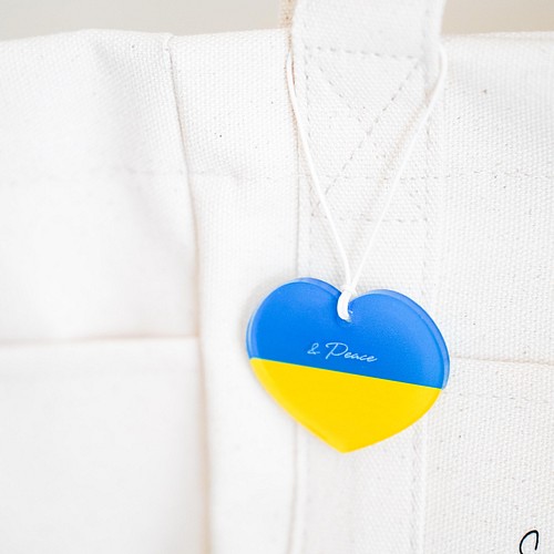 支援 グッズ 全額 寄付 ウクライナ 「ウカ」がウクライナ支援のためのネイルポリッシュを発売 売上金は全額寄付