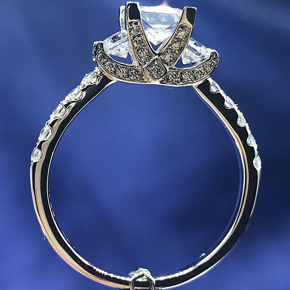 newデザイン】ゴーシャス モアサナイト ダイヤ リング K18WG 指輪