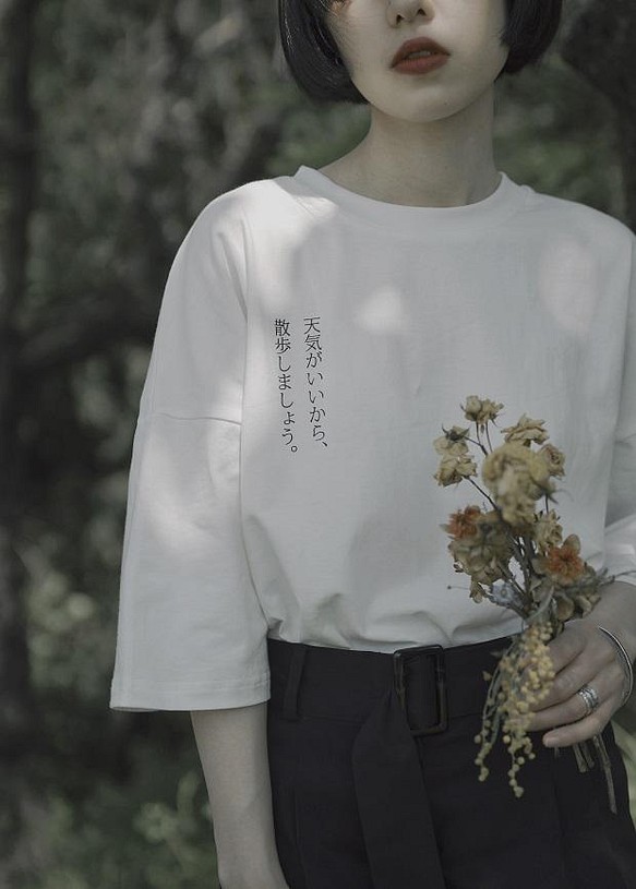 白色 散步T恤 日系學院少女風圓領落肩袖寬鬆短袖上衣 舒適隨意 第1張的照片