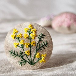 刺繍ブローチ 綿麻 春の花 ヘアゴム可 1枚目の画像