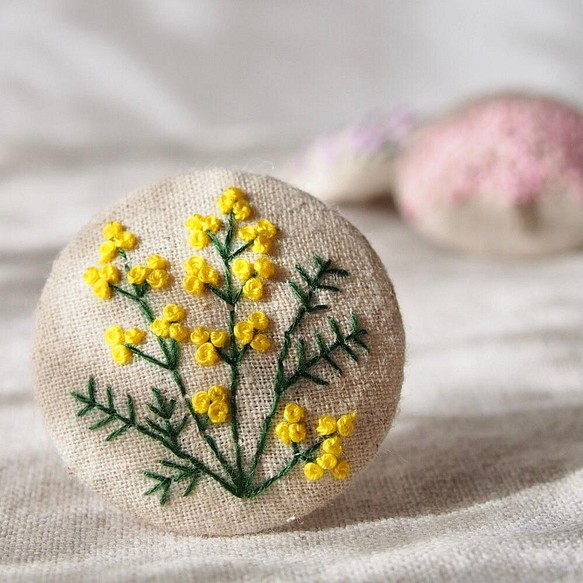刺繍ブローチ 綿麻 春の花 ヘアゴム可 1枚目の画像