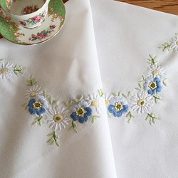 ドイツの手仕事/ディジーと水色のお花の手刺繍 コットン100%生地 (ヴィンテージ テーブルクロスサイズ リメイク素材) 1枚目の画像
