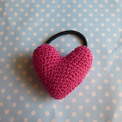 手編みのピンクハートのヘアゴム（送料無料） 1枚目の画像
